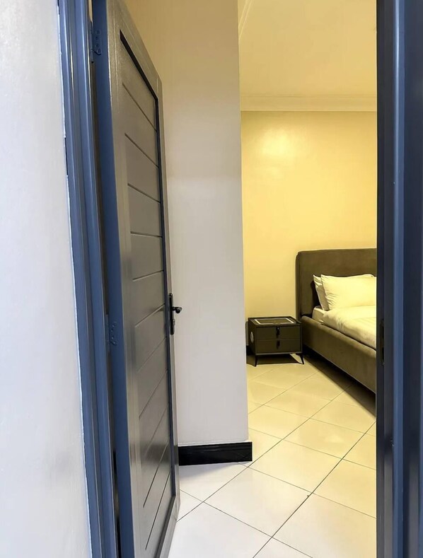 1 quarto, escrivaninha, espaço de trabalho para notebook