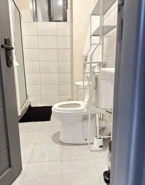 Apartamento conforto, sacada, vista para a cidade | Banheiro | Chuveiro, toalhas de banho, sabonete, shampoo