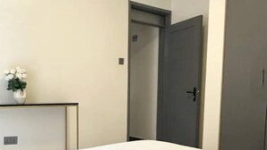 1 bedroom, desk, laptop workspace, WiFi (free) - LivLuxe Apartments 5 (Kampala)