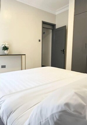 1 quarto, escrivaninha, espaço de trabalho para notebook