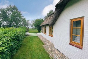 House | Exterior - Historisches Reetdachhaus in Ruhiger Lage (Tating)