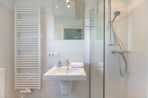 House | Bathroom - Historisches Reetdachhaus in Ruhiger Lage (Tating)