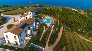 A coastal property with a swimming pool, solar panels, and a view of the sea. - Holiday Resort Contea dei Ciliegi, Pedaso (Pedaso)
