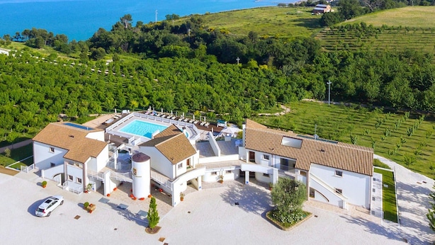 A resort with a swimming pool, multiple buildings, and a view of the sea. - Holiday Resort Contea dei Ciliegi, Pedaso (Pedaso)