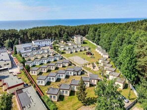 A cluster of mobile homes with a view of the sea and forest. - Holiday Home in Lazy by Seaside Beach (gmina Sianów)