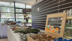 A buffet table with various food items and a wooden box with napkins. - Single-story Holiday Homes Close to the Beach (gmina Sianów)