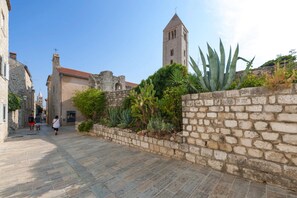 Apartment | Exterior - Apartment in House Srecko, Stara Novalja, on the Beach (Novalja)