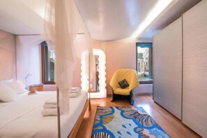 2 slaapkamers, een bureau, een strijkplank/strijkijzer, reisbedje