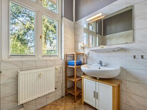 Bathroom - Apartment on Lake Muritz With Marina Access (Buchholz)
