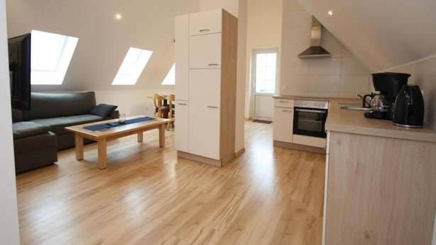 Un apartamento moderno con sala de estar, comedor y cocina.