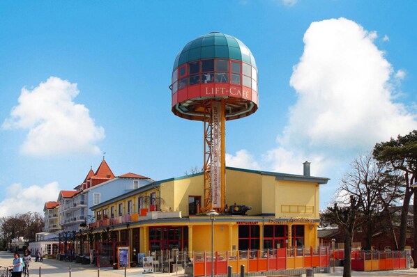 A building with a water tower labeled "LIFT-CAFE" and a restaurant named "RESTAURANT." - Ferienhaus in Zinnowitz in Strandnahe (Zinnowitz)