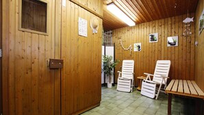 A wooden room with a wooden door, a bench, and two white chairs. - Ferienwohnung im Haus Schiefertal, Wieda (Walkenried)
