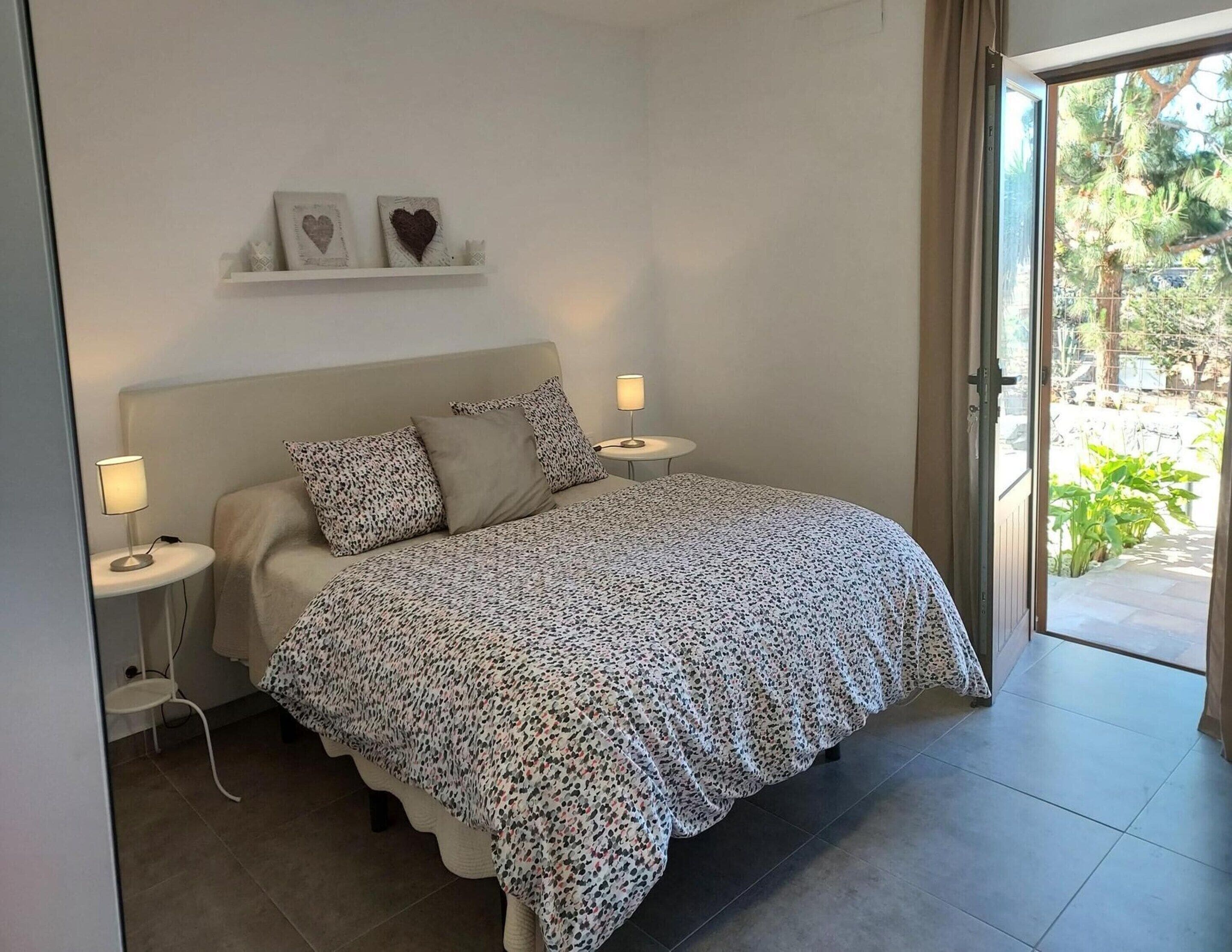 1 bedroom, individually furnished