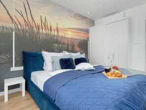 1 habitación, muebles diferentes y tabla de planchar con plancha 
