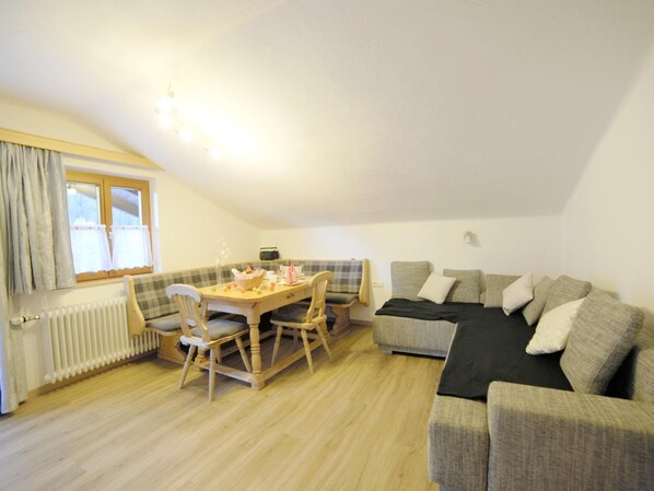 Apartment | Living room - Apartment in Flachau With Mountain Views (Flachau)