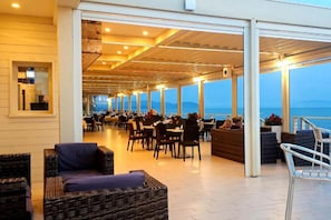 Outdoor dining - Resort Riva Degli Etruschi, San Vincenzo (San Vincenzo)
