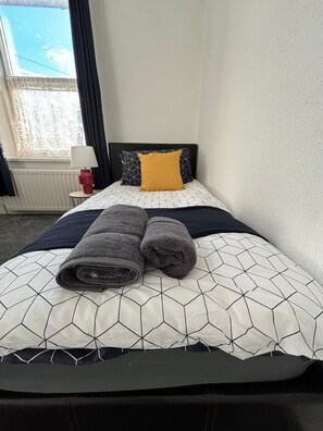 2 bedrooms, iron/ironing board, WiFi, bed sheets