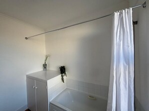 Towels, soap, shampoo, toilet paper - Blyth Central Seaside Apartment (Blyth)