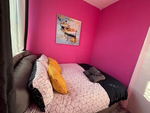 2 chambres, fer et planche à repasser, Wi-Fi, draps fournis