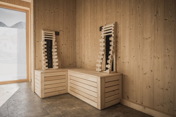 Une pièce d’angle avec des murs en bois et un banc intégré doté de tiroirs.