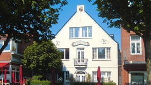 A traditional building with a sign reading "GOLD HORN" and a balcony with a wrought iron railing. - Studio, Wyk auf Fohr (Wyk auf Foehr)