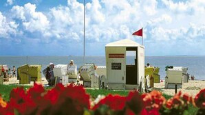 A beach with a lifeguard station, a flag, and a clear sky. - Studio, Wyk auf Fohr (Wyk auf Foehr)