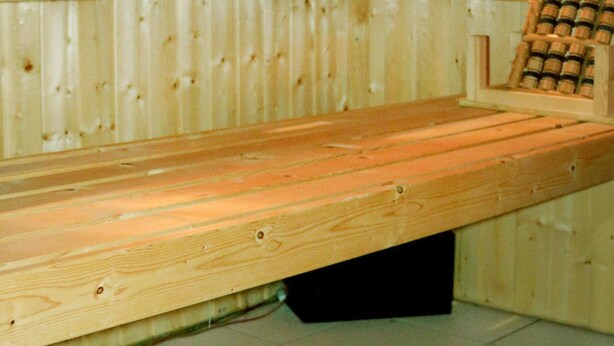 A wooden sauna with a bench, a bucket, and bottles on a shelf. - Ferienwohnung, Tambach-dietharz (Tambach-Dietharz)