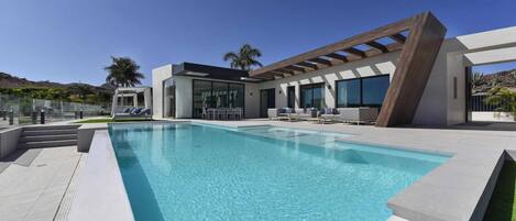 獨棟房屋 | 游泳池 | 室內游泳池和室外游泳池