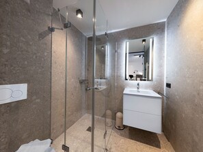Apartamento | Banheiro | Chuveiro, secador de cabelo