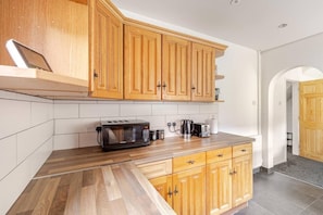 House | Private kitchen | Fridge, microwave, oven, stovetop - Charming Haven House Right Next To Moss Bank Park (Bolton)