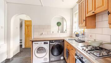 Maison | Cuisine privée | Réfrigérateur, micro-ondes, four, plaque de cuisson