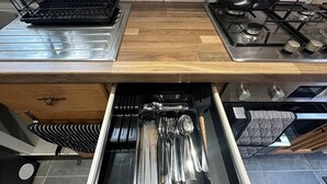 Een keuken met een lade vol keukengerei.