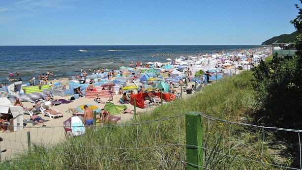 A crowded beach with numerous umbrellas and beachgoers. - Bungalow in Miedzyzdroje Near Baltic Beach (Miedzyzdroje)