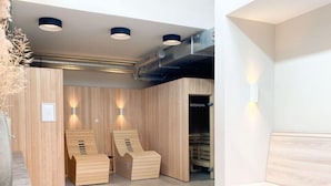 Ein moderner Wellnessraum mit Holzbänken und einer sichtbaren Tür mit der Aufschrift 'BIOSAUNA'.