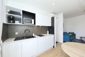 Apartment | Private kitchen - Apartment in Ugljan With Beach and Pool (Preko)
