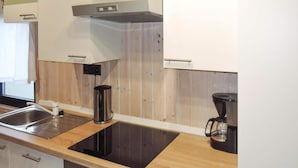 A modern kitchen with a stainless steel sink, a built-in stovetop, and a coffee maker. - Holiday Home, Nowe Warpno for 6 Persons (Nowe Warpno)