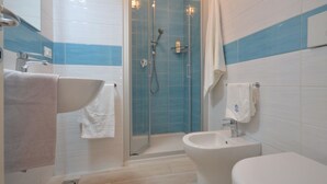 A bathroom with a glass-enclosed shower, a sink, and a toilet. - Residence Marco Polo, Lignano Sabbiadoro (Lignano Sabbiadoro)