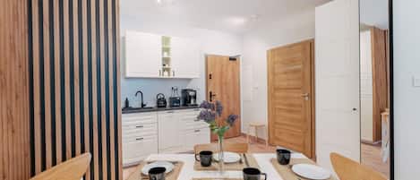 Apartment | Dapur peribadi | Cerek elektrik, pembakar roti, kerusi tinggi