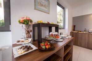 Apartment | Dining - Villa in Rovinj Near Beach & Old Town (Rovinj)