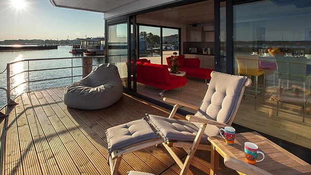 A modern deck with seating and a view of the water. - Haus in Ribnitz Damgarten for 3 Personen (Ribnitz-Damgarten)