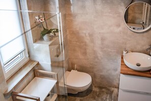 A bathroom with a toilet, sink, and a glass shower enclosure. - Comfortable Holiday Home With a Private Garden (Ustka)