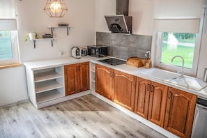 Casa | Cozinha privada | Chaleira elétrica, cadeirão de bebê