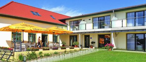 Apartment | Outdoor dining