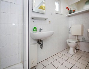 A bathroom with a white sink, mirror, and toilet. - Doppelhaushalfte am Flacher See, Klocksin (Klocksin)