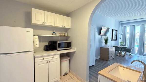 Een koelkast, een magnetron, een koffiezetapparaat/waterkoker