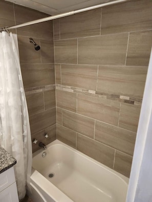 Shower, hair dryer, towels - SJ2 Lovely condo across from the beach (Myrtle Beach)