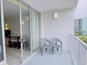 Outdoor dining - SJ3 Cozy efficiency+pool. Across from the beach (Myrtle Beach)
