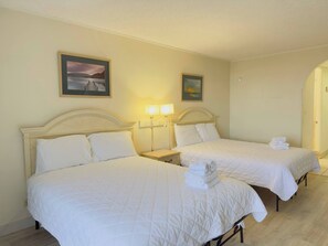 Iron/ironing board, travel crib, WiFi, bed sheets - SJ3 Cozy efficiency+pool. Across from the beach (Myrtle Beach)