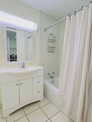 Douche, séchoir à cheveux, serviettes fournies, papier de toilette