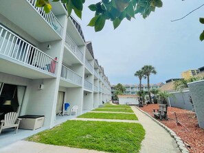 Property grounds - SJ3 Cozy efficiency+pool. Across from the beach (Myrtle Beach)